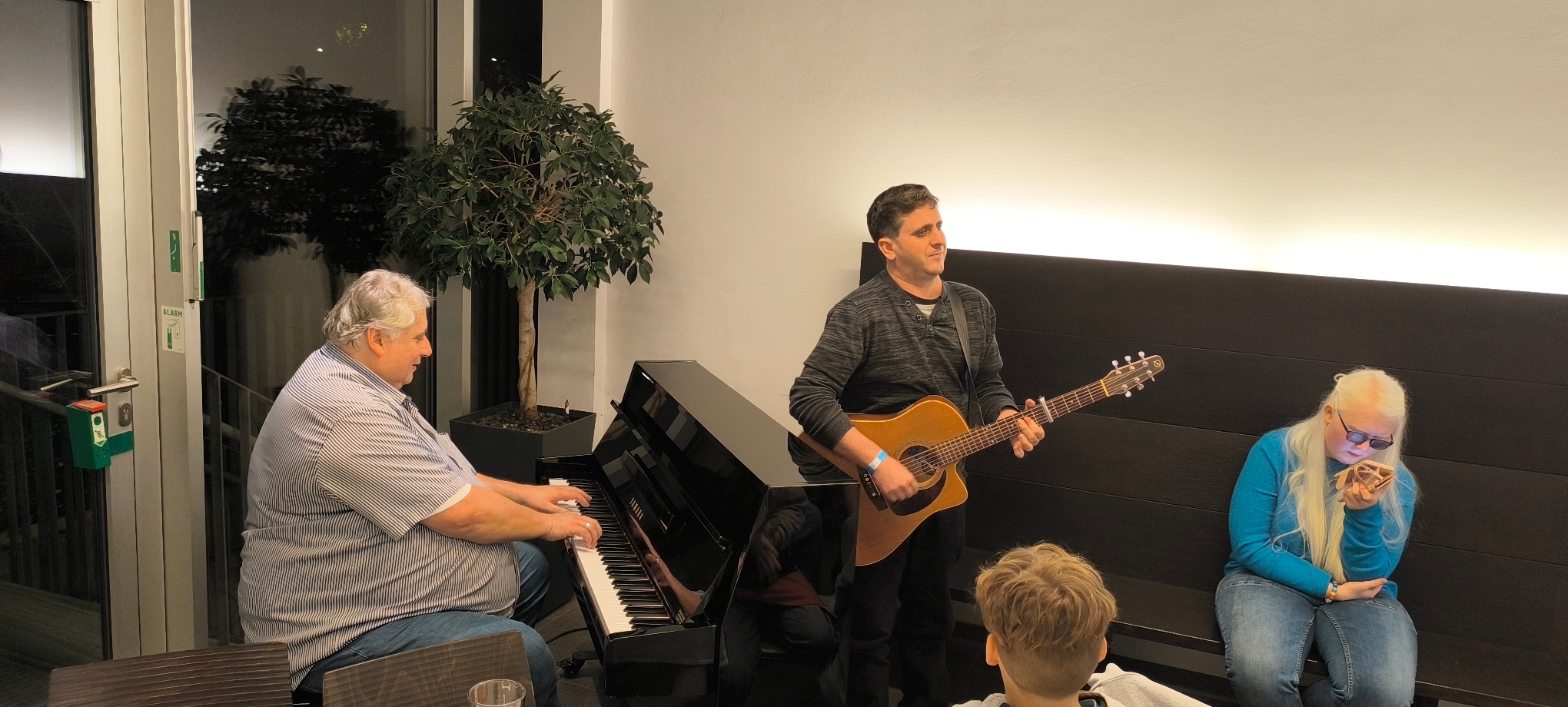 Frank Laemers am Klavier und Jens Flach an der Gitarre beim abendlichen Musizieren
