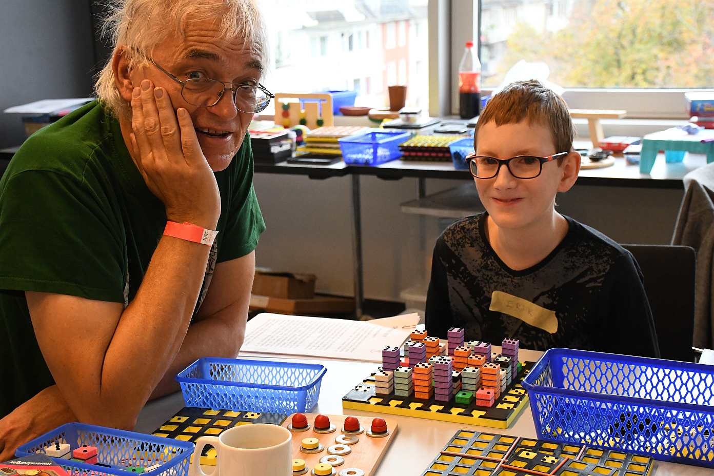 Uwe Widemann beim Workshop mit einem Jungen mit adaptierten Spielen