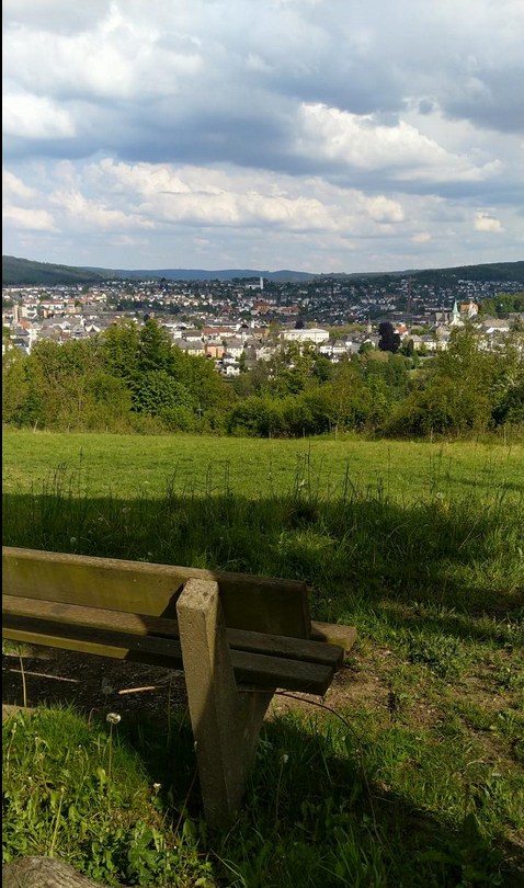 Blcik über eine Sitzbank hinunter vom ‘Rundwanderweg zur Stadt Arnsberg