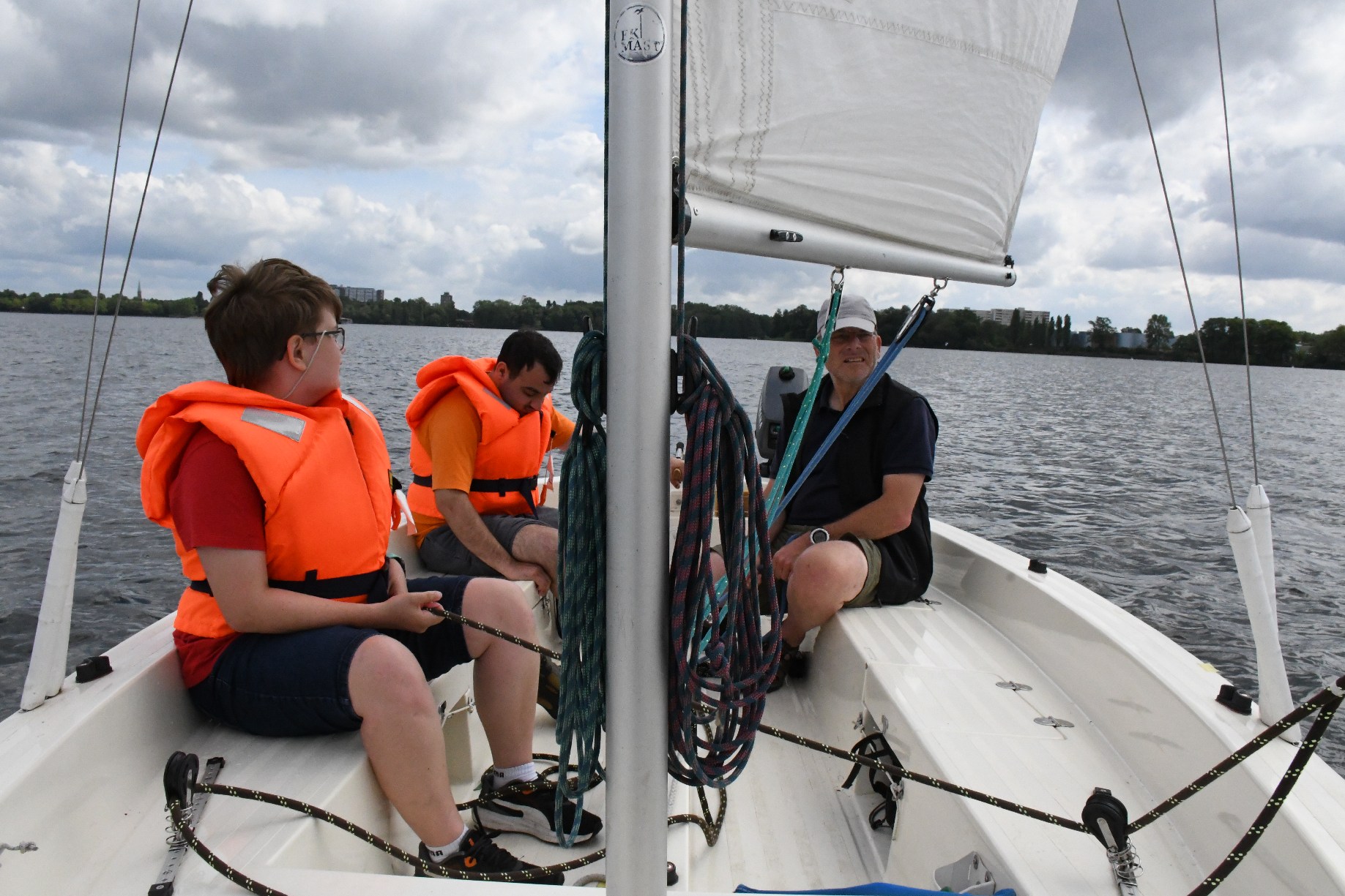 BFS-Crew segelt die Jolle „Gruben“, Goran an der Pinne, Pia bedient die Fock, Sönke die Großschot .