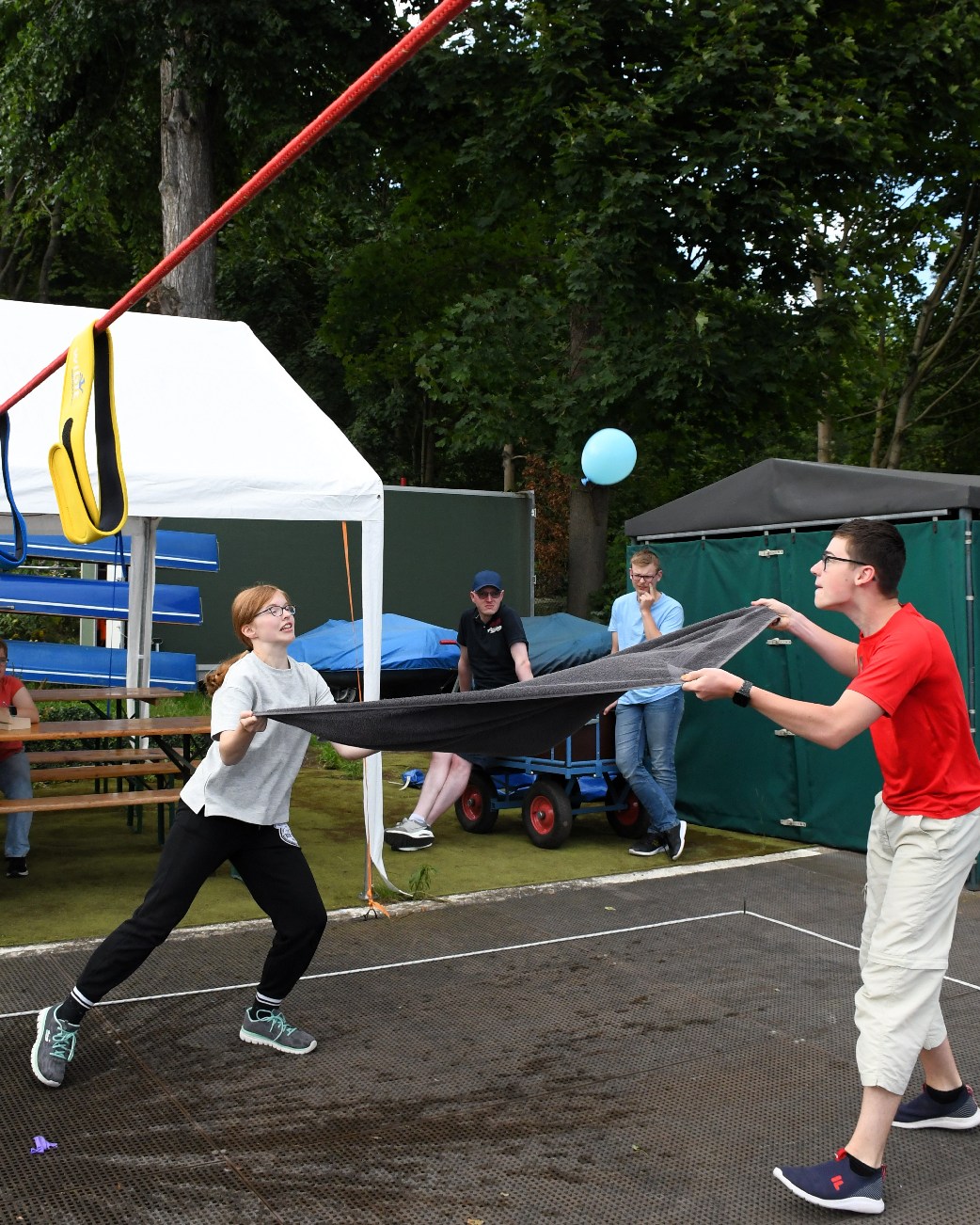 Wasser-Ballon-Voleyball, Jose und Yannik fangen den Ballon