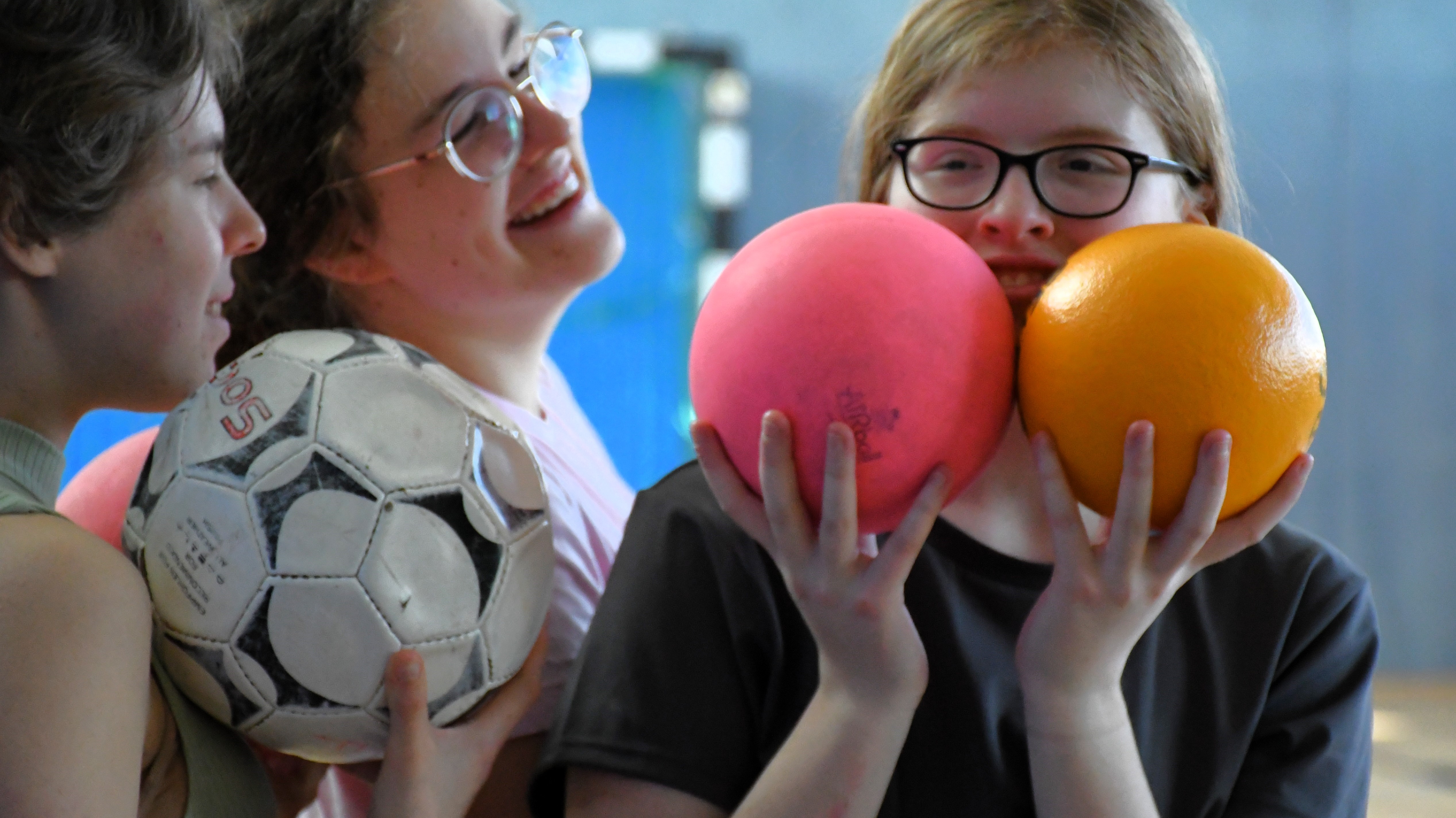 BFS Sportkurs 03-2026a v. l.: Angelina, Jamila und Josee holen die Bälle für das Zielwerfen
