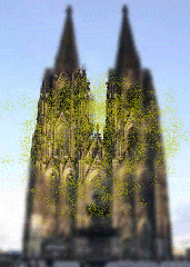 Simulation: Kölner Dom wie von einem Menshcen mit Grauem Star gesehen (unscharf und gelbe trübung in de rMitte)