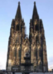 Simulation: Kölner Dom wie von einem Kurzsichtigen gesehen (unscharf)
